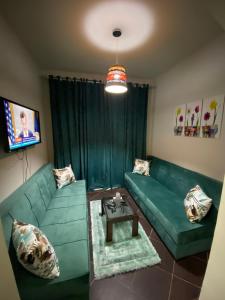 马特鲁港Porto Matrouh Chalet X Rent family only的客厅配有绿色沙发和桌子