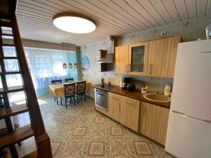 奈达斯密特勒度假屋的一间带木制橱柜的厨房和一间用餐室