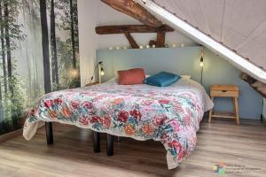 胡法利兹Lî Gurni的一间卧室配有一张带花卉床罩的床