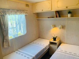 姆尔斯拉格斯Brīvdienu treileris的小型客房 - 带2张床和窗户