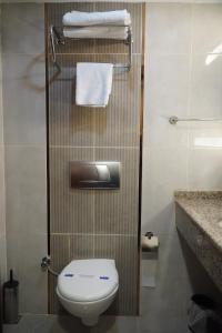 伊斯坦布尔伯尔尼酒店的一间带卫生间和毛巾的小浴室