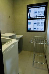 贝伦Sofisticado Loft Mobiliado no Coração do Umarizal的一间带水槽和窗户的浴室