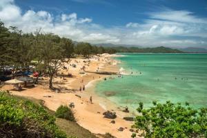 檀香山Paradise at Ehupua的水面上有很多人的海滩