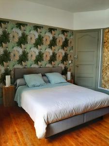 里尔乐维拉30号酒店的卧室内的一张大床,卧室内拥有花卉墙