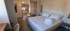 卡利塞亚-豪客迪克斯Olvion Luxury Living的卧室配有白色的床和两个枕头