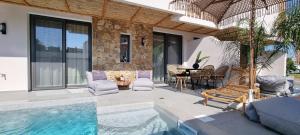 卡利塞亚-豪客迪克斯Olvion Luxury Living的庭院设有游泳池、椅子和桌子。