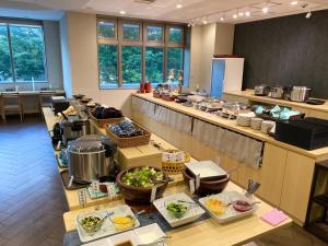 尼崎市阪神神崎前根Y‘s酒店的厨房提供自助餐,餐桌上供应食物
