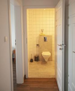 WieleńPrzytulny Apartament Mickiewicza 14/5的一间带卫生间和黄色墙壁的浴室
