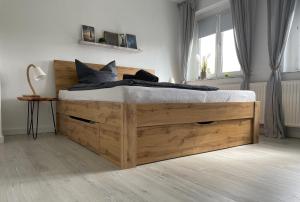 马克莱贝格NEU Auszeit in moderner Wohnung in Seen-Nähe的一间卧室,卧室内配有一张木床