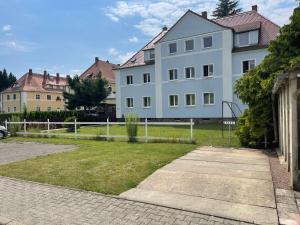 马克莱贝格NEU Auszeit in moderner Wohnung in Seen-Nähe的一座大型白色房子,在院子里设有一个游乐场