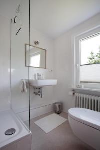 GarstedtLohmann`s的白色的浴室设有水槽和卫生间。