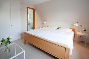 GarstedtLohmann`s的卧室配有一张白色大床和一张玻璃桌