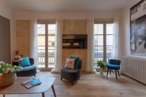 阿尔勒Duplex Flamingo, l'Hauture, Arles的客厅配有两把椅子和一张桌子