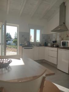 塞辛布拉Villa Vista的厨房配有白色橱柜和白色台面