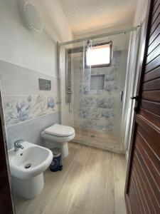 杰若米斯Villetta Azzurra Kal'è Moru的带淋浴、卫生间和盥洗盆的浴室