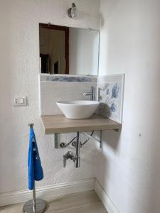 杰若米斯Villetta Azzurra Kal'è Moru的浴室设有白色水槽和镜子