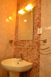 索拉哈赫米蒂奇酒店的一间带水槽和镜子的浴室