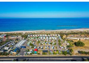 阿德莱德Discovery Parks - Adelaide Beachfront的海滩旁停车场的空中景致