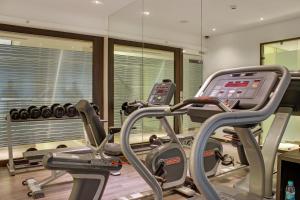 孟买萨赫勒酒店的健身房设有2台有氧运动器材和镜子