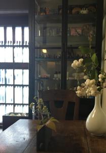 京都あずきや的房间里的木桌上花瓶