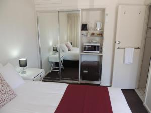 科夫斯港普瑞米尔康福特茵酒店的酒店客房,配有床和镜子