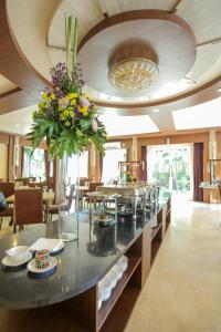 泗水Country Heritage Hotel的用餐室,配有花瓶桌子