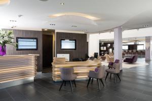 昂蒂布Thalazur Antibes - Résidence & Spa的办公大厅配有桌子和椅子