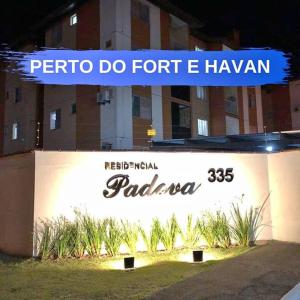 克里西玛Apartamento TOP em CRICIÚMA-SC - ótimo CUSTO-BENEFÍCIO - Cozinha completa - Cama Box - WiFI - Smart TV - Apps YouTube - NetFlix - Amz Prime - Garagem - Portaria 24h - Lugar sossegado e arborizado - Acomoda até 5 pessoas的建筑上写着“穿孔”的标语