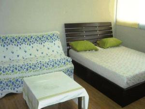 Ban Bang PhangRoom in Apartment - Popular Palace in Don Mueang Bangkok的一间卧室配有两张床,内设长凳