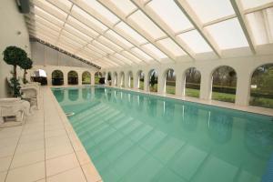 布罗斯特科克达尔斯洛茨酒店 的一个带玻璃天花板的大型游泳池