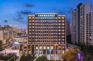 天津天津鼓楼诺富特酒店的夜幕在城市中 ⁇ 染建筑物