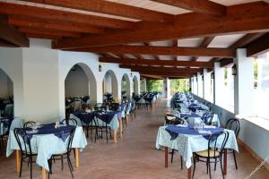伊索拉迪卡波里祖托罗亚斯度假村的餐厅里一排桌椅