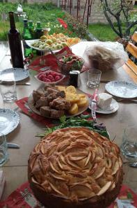 叶海格纳佐尔Guest house Hasmik的餐桌,盘子和大馅饼