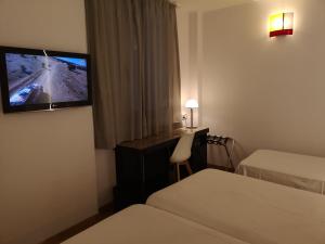 巴塞罗那埃文尼亚罗卡福特酒店的酒店客房设有两张床和一台平面电视。