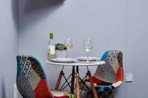 达宁顿堡Delven House, Apartment 2的一张带两把椅子的小桌子和酒杯