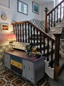 雷德鲁斯Lansdowne Simply Stay的客厅设有楼梯和带台灯的桌子