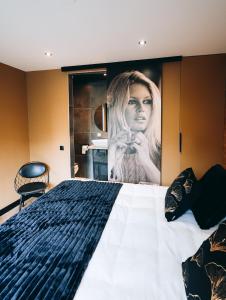 皮尔默伦德B&B Bardot的卧室墙上挂着一张女画