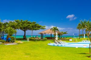 石垣岛石垣海滨酒店的一座带游泳池和大海的度假村