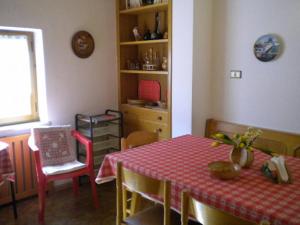 莫埃纳House Casa Defrancesco的一间带红色桌布的餐桌的用餐室