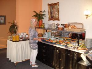 福斯特豪芬酒店的站在厨房准备食物的妇女