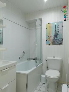 勒拉旺杜Résidence AZUR1 Appartement 251的白色的浴室设有卫生间和浴缸。