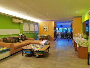 古晋AV HomeStay - Kuching MJC的客厅配有沙发和桌子