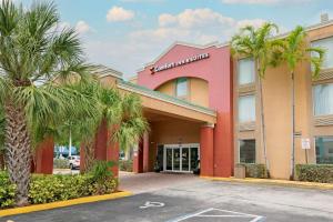 劳德代尔堡Comfort Inn & Suites Fort Lauderdale West Turnpike的一座楼前有棕榈树的酒店