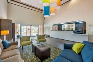 劳德代尔堡Comfort Inn & Suites Fort Lauderdale West Turnpike的客厅配有蓝色的沙发和椅子