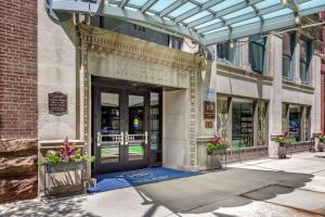 芝加哥Bluegreen Vacations Hotel Blake, Ascend Resort Collection的玻璃天花板建筑的入口