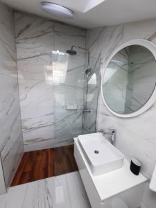 麦米科Apartments Ban的白色的浴室设有水槽和镜子