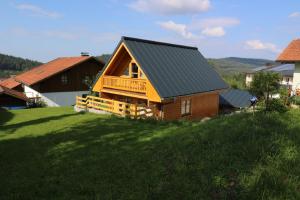 毛特Chalet Fuchsberg的绿色田野上带阳台的木屋