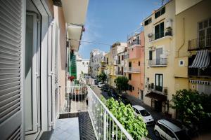 伊斯基亚Ambra Apartment的阳台享有城市街道的景致。