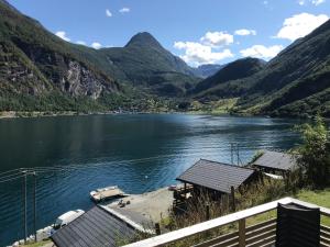 盖郎厄尔峡湾Solhaug Fjordcamping的享有山脉背景的河流美景