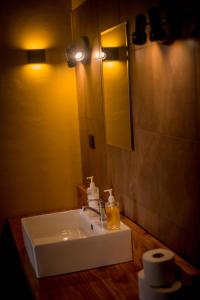 阿鲁沙Shamba lodge cabins的浴室设有白色水槽和镜子